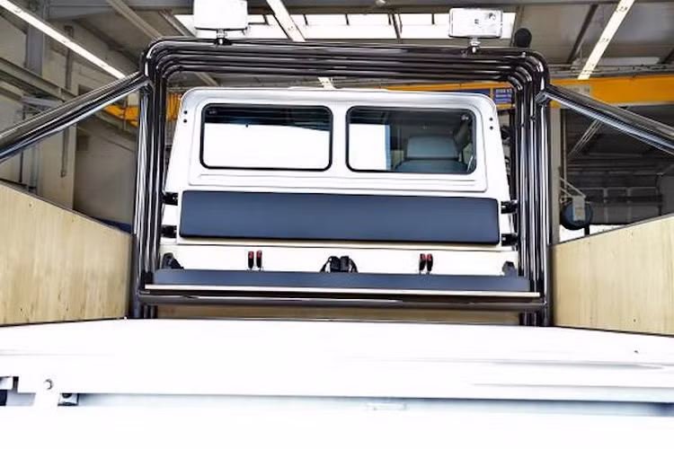 Ngoài ra, ở thùng sau chiếc xe còn gắn thêm một băng ghế dài, phù hợp cho những chuyến đi dã ngoại và dàn đèn hiệu suất cao nằm trên khung thép.