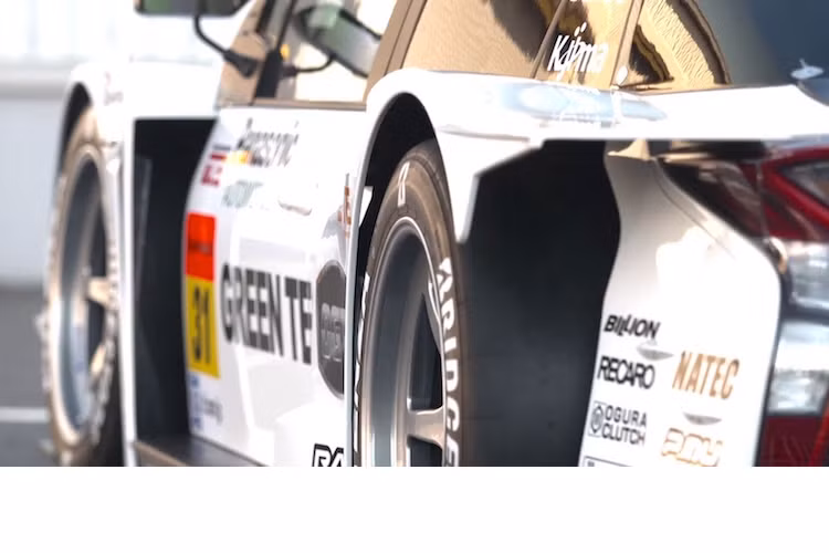 Tuy nhiên thay vì động cơ 4 xi-lanh 1.8l, chiếc xe có máy 3.5l V6 mạnh mẽ hơn và đã được sử dụng cho nhiều xe đua khác của Toyota.