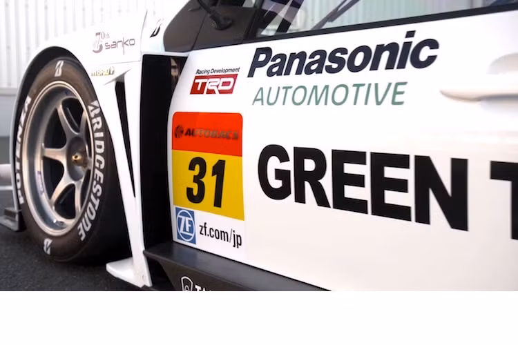 Các vè bánh xe cũng đã được nới ra rất rộng so với những chiếc Prius bình thường, để có thể lắp mâm bản rộng Volk TE37 bằng magie, kèm lốp trơn Bridgestone.