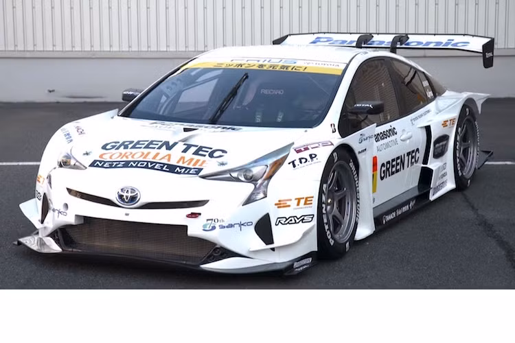 Mẫu xe đua Toyota Prius mới, chuẩn bị tham gia vào mùa giải đua GT300 2016 tại Nhật được Toyota hợp tác chế tạo cùng với công ty phát triển xe đua APR Racing.