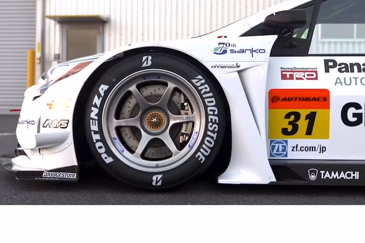 Để đảm bảo tính cạnh tranh với các đối thủ khác, Toyota khá "kín tiếng" về các thông số của chiếc xe. Tuy nhiên hãng có cho biết rằng mô-tơ điện trên phiên bản đua cũng tương tự như chiếc Prius bán cho khách hàng.