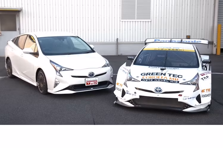 Dù mang tên gọi Prius nhưng trên thực tế, chiếc xe đua Toyota Prius “siêu khủng” này khác biệt rất nhiều so với những chiếc Prius bán đại trà.