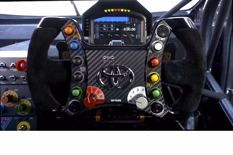 Bên trong khoang lái chỉ còn có bộ khung thép bảo vệ và các chi tiết cần thiết nhất khi đua, mọi trang bị tiện nghi đều đã bị vứt bỏ. Vô-lăng của chiếc Toyota Prius GT300 có các nút bấm khác nhau như xe công thức 1.