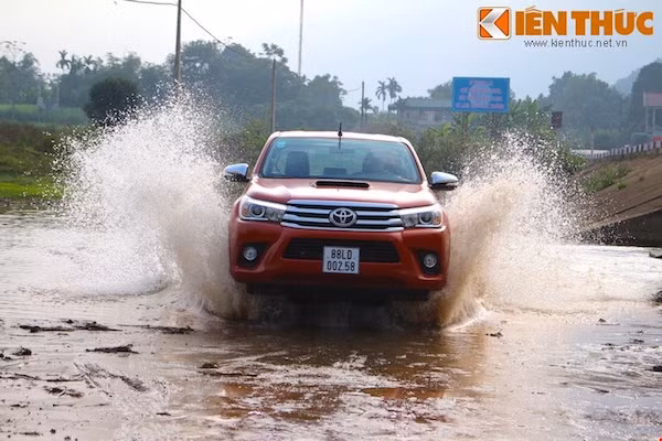 Trai nghiem Hilux hoan toan moi cung Toyota xuan 2016-Hinh-2