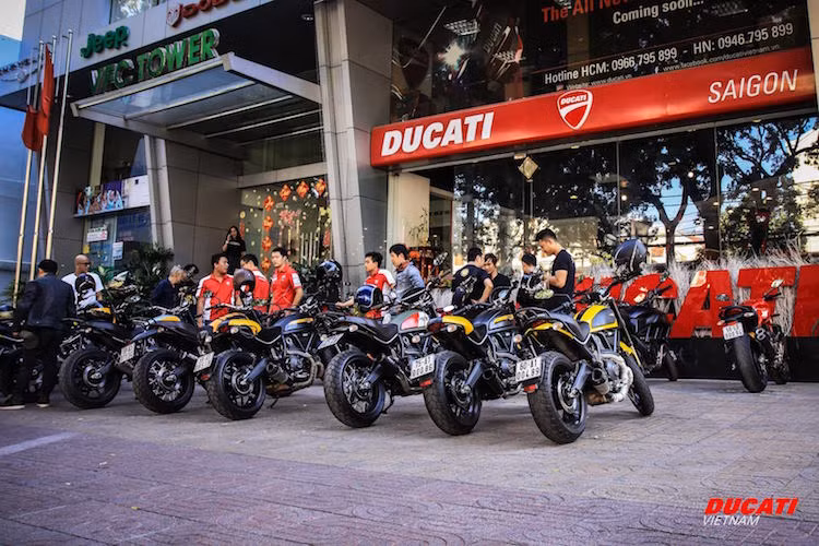 Sau khi những CLB những chủ xe môtô PKL Ducati tại Hà Nội vừa có buổi gặp gỡ đầu năm cách đây không lâu, trong buổi chiều ngày 17/1/2016, hàng trăm chủ xe Ducati tại Sài Gòn cũng đã tổ chức buổi tiệc thân mật cuối năm Together We Ride.