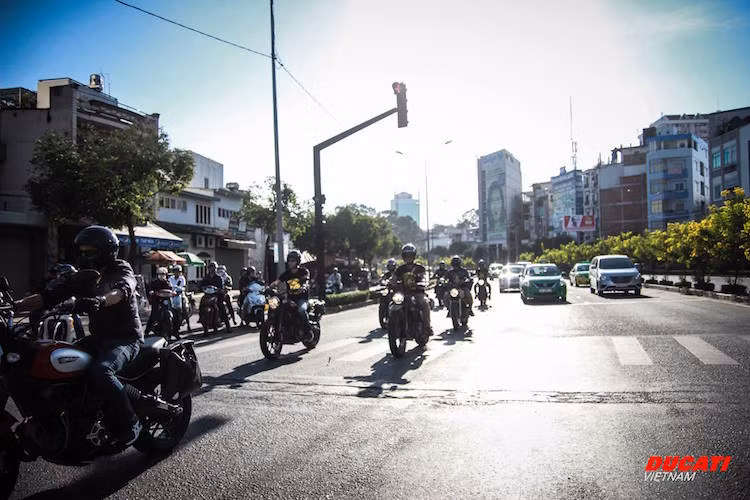 Tuy nhiên chiếm số lượng lớn nhất là những chiếc Scrambler, do có giá hợp lý và dễ điều khiển hơn.