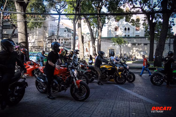 Vào buổi chiều ngày 17/1 vừa qua, hàng trăm người yêu xe Ducati đã tập trung tại showroom chính hãng ở TP.HCM.