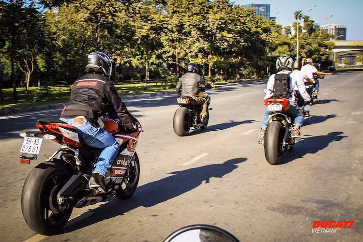 Bộ đôi 2 chiếc Ducati Panigale 899 "theo đuôi" Diavel.