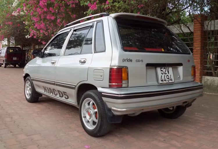 Với những người thích sự thời trang, Kia Pride sẽ khó có thể khiến họ hài lòng do sở hữu kiểu dáng cũ kỹ từ năm 1980. Ngoài ra, do sử dụng chế hòa khí nên chiếc xe có thể gặp hiện tượng khó nổ máy vào buổi sáng hoặc ăn xăng hơn bình thường, cần phải vệ sinh chế hòa khí thường xuyên.