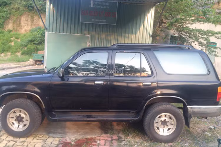 Toyota 4Runner với ưu điểm mạnh mẽ, đa dụng khi vừa có thể chạy được trên mọi địa hình. Tuy nhiên mẫu xe này lại có nhược điểm là khá ngốn nhiên liệu - khoảng hơn 12lít xăng/100km. Bên cạnh đó, phụ tùng của mẫu xe này hiện nay không còn được Toyota sản xuất.