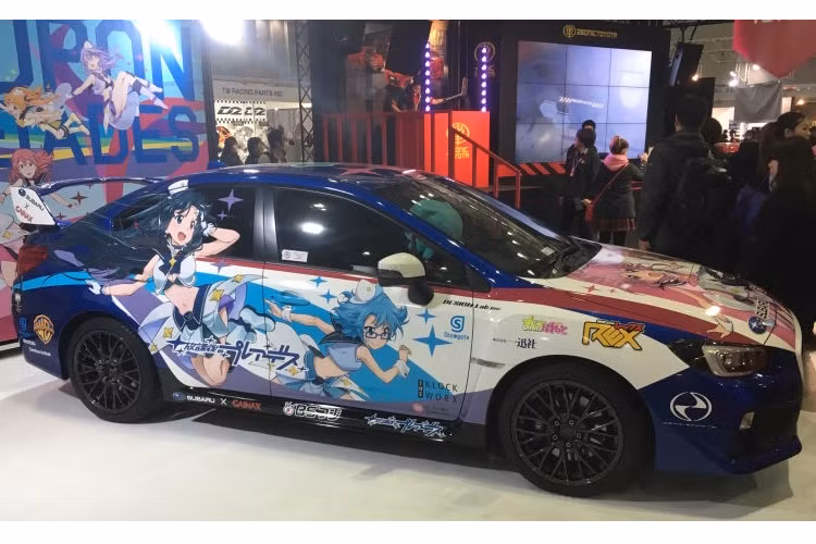 Chiếc sedan thể thao Subaru WRX STI phiên bản "Thủy thủ mặt trăng" này được độ theo phong cách Itasha khá phổ biến ở Nhật, với thân xe mang đầy những hình vẽ của các nhân vật trong phim.