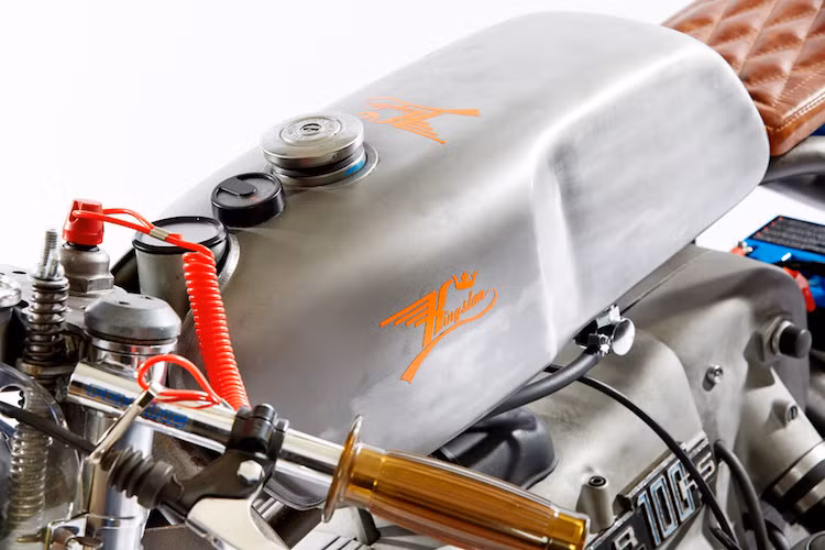Theo đúng tinh thần cafe racer, bình xăng của chiếc xe có chiều dài lớn và chiều rộng hẹp, nằm bên dưới tay lái clip-on với bao tay Posh cổ điển. Để tạo "chất cơ khí" cho chiếc xe, bình xăng chỉ được đánh bóng và hoàn toàn không sơn phủ.