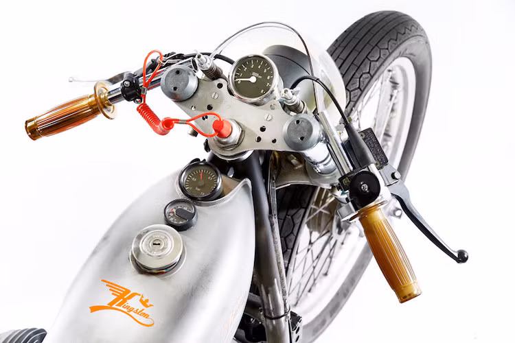 Để có thể theo dõi tình trạng hoạt động của chiếc xe, Dirk chỉ gắn lên trên nó những đồng hồ quan trọng nhất bao gồm báo tua, báo áp suất và nhiệt độ máy.