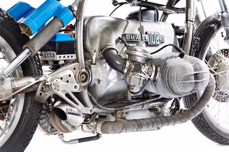 Chi tiết đặc biệt góp phần quyết định tới hiệu năng của xe đó là bộ tăng áp lấy từ chiếc Porsche 924 Turbo được giấu bên dưới gầm xe, nối với lọc gió K&amp;N cùng đường xả của xe. Bộ tăng áp này hoạt động ở áp suất 1,25 bar.