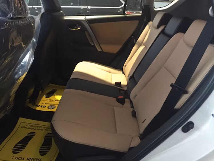 Các ghế ngồi của xe được bọc da khá cao cấp với màu be pha đen, đủ dùng cho 5 người. Một số trang bị tiện ích khác của RAV4 phiên bản 2017 bao gồm chìa khóa thông minh Smartkey hay hệ thống giữ ga tự động Cruise Control cùng với hệ thống điều hoa hai vùng tự động.