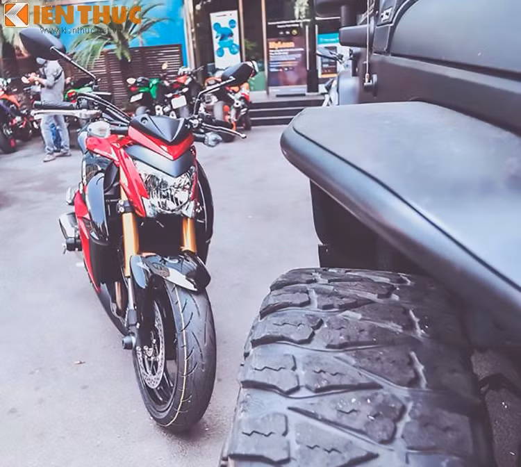 Thiết kế cụm đèm pha trước dạng đơn cùng các góc cạnh đầy sắc sảo của nakedbike GSX-S1000 cho vẻ đẹp nam tính khó cưỡng.