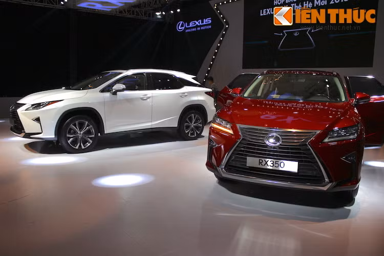 So với bản cao cấp nhất RX350, Lexus RX200t rẻ hơn tới 2,7 triệu với mức giá niêm yết chỉ bắt đầu từ 3,06 tỷ đồng. Xe được bán kèm với Chế độ bảo dưỡng định kỳ miễn phí trong 3 năm hoặc 60,000 km, cùng chế độ bảo hành trong vòng 3 năm và không giới hạn số ki-lô-mét.