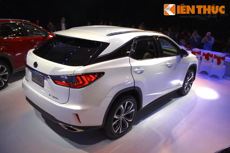 Ngoài ra, chiếc xe vẫn có hệ thống lựa chọn chế độ lái (Drive Mode Select) 5 chế độ: Normal, Eco, Sport S, Sport S+, Customize. Công nghệ bốn bánh chủ động AWD cùng hệ thống treo tự động thích ứng AVS cũng xuất hiện đầy đủ trên RX200t.