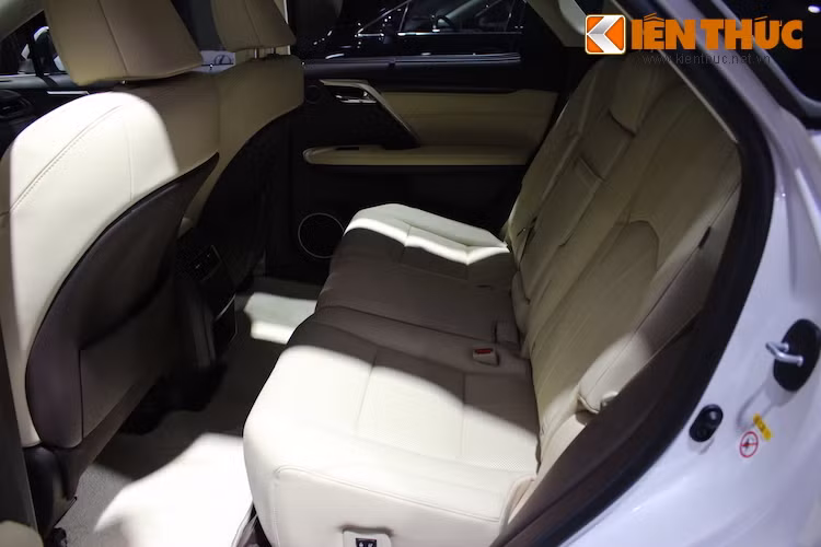 Ngoài ra, chiếc xe cũng không có hệ thống âm thanh vòm cao cấp 15 loa Mark Levinson trên phiên bản RX350. Tuy nhiên ngoài những điểm khác biệt trên, RX200t vẫn có các trang bị cao cấp như hệ thống đèn chiếu sáng nội thất LED, điều hòa 2 vùng độc lập...