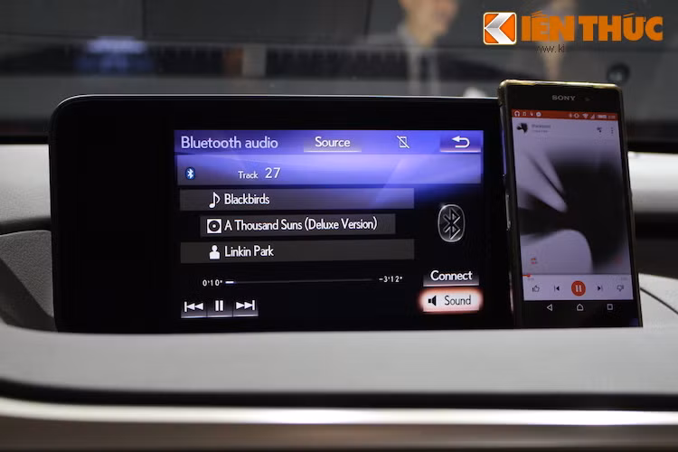Đều có hệ thống thông tin giải trí với tính năng bản đồ định vị cùng kết nối điện thoại để gọi điện rảnh tay hay duyệt bài hát và điều khiển nhạc lưu trong smartphone, tuy nhiên màn hình trên RX200t chỉ có kích thước 8 inch thay vì 12,3 inch như trên RX350.