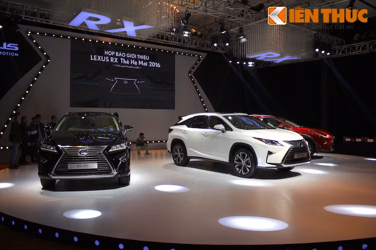 So với RX350, RX200t chỉ thiếu đi hệ thống cảnh báo va chạm khi lùi RCTA và cảnh báo điểm mù BSM. Ngoài ra, các trang bị an toàn chủ động và bị động khác vẫn xuất hiện đầy đủ ở chiếc xe, có thể kể tới gồm 10 túi khí, kiểm soát lực bám đường TRAC, ổn định thân xe VSC,...