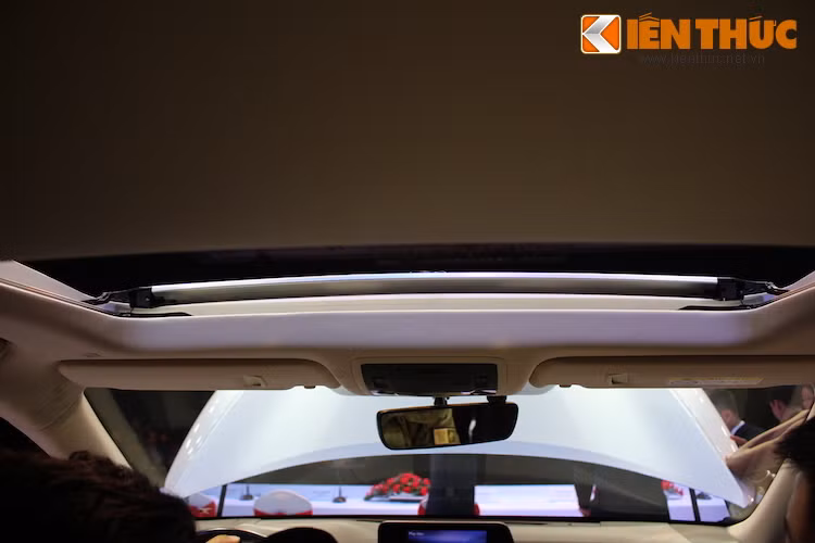 Chiếc xe được trang bị cửa nóc phía trước điều chỉnh điện, tuy nhiên không phải là loại cửa panorama. Cũng giống như RX200t, RX350 cũng không có cửa sổ trời panorama.