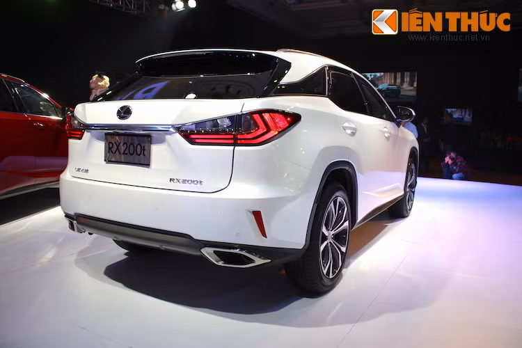 Ở phía sau, RX200t vẫn sở hữu đèn hậu dạng LED cùng tính năng mở cửa sau cảm ứng bằng cách đặt tay gần biểu tượng logo Lexus mà không cần chạm vào.
