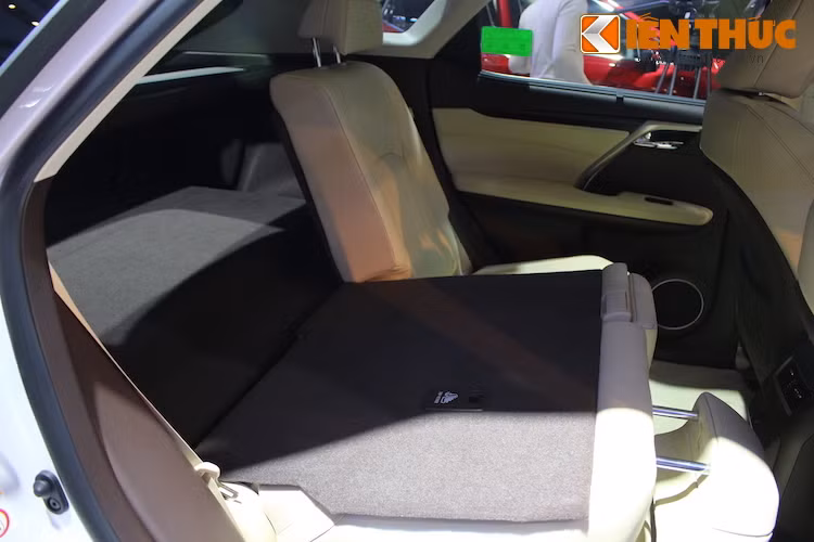 Hàng ghế sau của RX200t vẫn có khả năng gập ngả bằng điện với công tắc đặt ở cả trên ghế và khoang hành lý. Các kích thước bên trong nội thất không có sự khác biệt so với bản RX350, đồng nghĩa với việc chiếc xe vẫn có hàng ghế sau rộng ngang dòng sedan cao cấp Lexus LS và khoang hành lý 521 lít (có thể mở rộng tối đa 1585 lít).