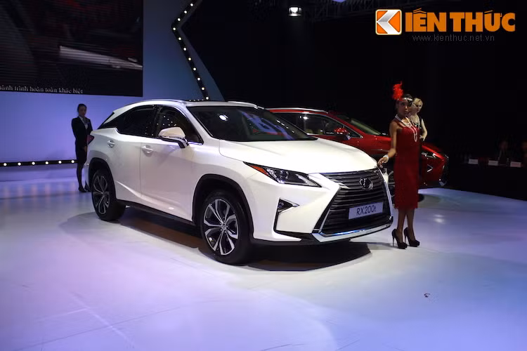 Về thiết kế, Lexus RX200t vẫn sở hữu thiết kế sắc sảo, đột phá giống y hệt "đàn anh" RX350 với lưới tản nhiệt hình con suốt "Spindle Grille" đặc trưng của Lexus.