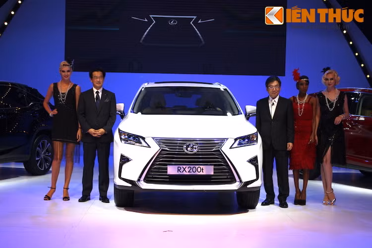 Trong khi phiên bản RX350 của dòng crossover cao cấp Lexus RX thế hệ mới 2016 từng được trưng bày tại triển lãm ôtô Việt Nam 2015, thì bản Lexus RX200t 2016 lại mới được ra mắt tại Nhật vào tháng 10/2015.