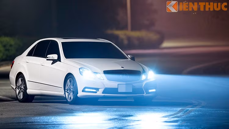  Mercedes E250 AMG là chiếc sedan hạng sang của hãng xe nước Đức, chiếc xế hộp có dáng ngoài vừa sang trọng, lịch lãm vừa có nét thể thao đậm chất đường phố.