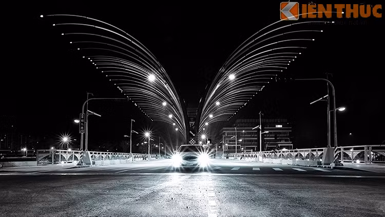 Mercedes E250 AMG trang bị hệ thống treo Direct Control, hệ thống trợ lực lái điện cao cấp biến thiên theo tốc độ, cần số điều khiển điện Direct Select phía sau tay lái và lẫy chyển số trên vô lăng.