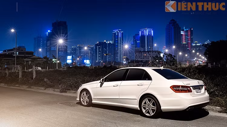 E250 AMG sử dụng động cơ tăng áp 4 xy - lanh thẳng hàng cho công suất 211Hp, mô - men xoắn 350Nm, xe có khả năng tăng tốc từ 0-100km/h trong 7.4giây trước khi đạt tốc độ tối đa 243 km/h.
