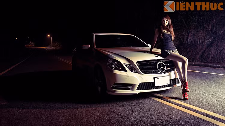 Mercedes E250 AMG tự tin tạo dáng bên chân dài.
