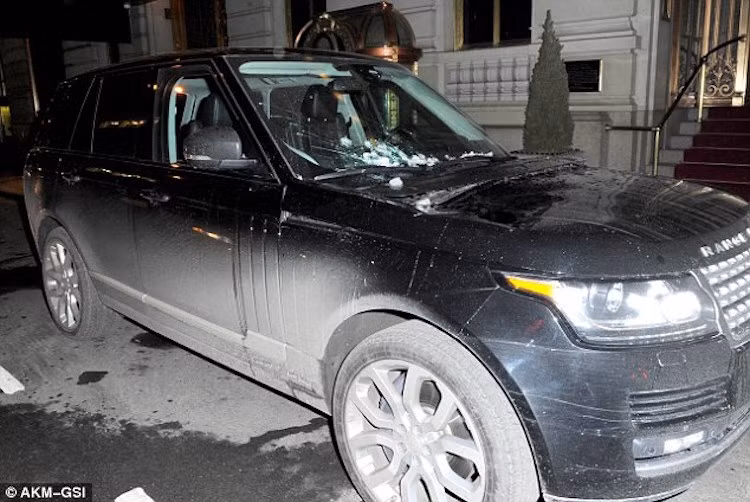 Giống như nhiều "ngôi sao" Anh Quốc khác, Simon Cowell cũng sở hữu một chiếc Range Rover. Chiếc xe này cũng là "cứu tinh" cho Cowell. giúp ông an toàn khi bị một tảng băng rơi vào hồi tháng 2/2014, khiến kính chắn gió bị vỡ vụn.