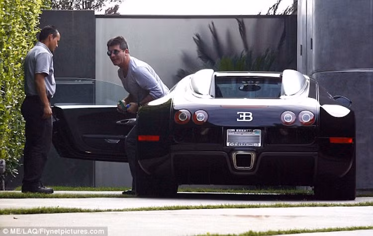 Trước đây, Simon Cowell cũng đã từng sở hữu chiếc siêu xe "triệu đô" Bugatti Veyron phiên bản thường, với động cơ W16 4 tăng áp 1001 PS và vận tốc tối đa 407 km/h. Tuy nhiên tới nay, ông đã bán chiếc xe này.