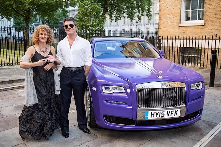 Vừa qua, ông còn mua thêm một chiếc siêu xe sang triệu đô Ghost với màu xanh da trời đặc biệt để bổ sung vào bộ sưu tập siêu xe của mình.