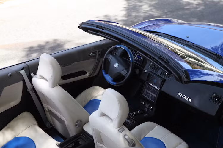 Sở hữu kích thước khổng lồ nhưng cabin của Puma lại không rộng rãi khi được lấy trực tiếp từ một chiếc Volvo C70 Convertible.
