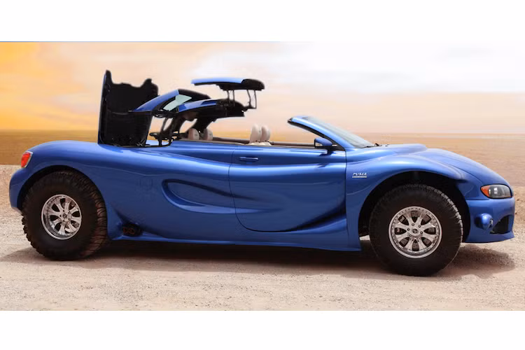 Không chỉ dừng lại ở đó, cơ cấu mui gập cứng của chiếc xe cũng được lấy từ C70 Convertible. Khi đóng mui, do có thiết kế lạc lõng với tổng thể nên bộ mui cũng không khiến chiếc xe đẹp lên chút nào.