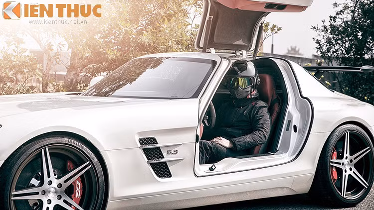 Tại thị trường Mỹ, Mercedes SLS có giá cơ sở từ 231.000 USD. Khi về Việt Nam, siêu xe cánh chim này sẽ có giá khoảng 12 tỷ đồng.