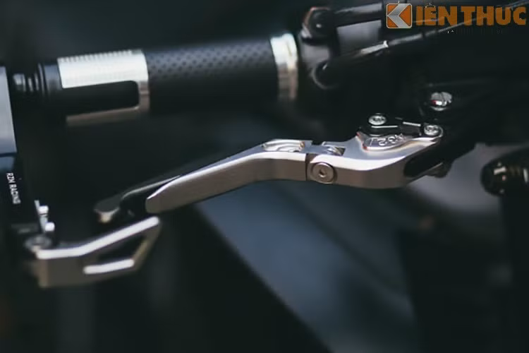 Xe trang bị tay thắng, tay côn Motive đẳng cấp, các gói phụ kiện đi kèm giúp xe tăng vẻ đẹp và tôn thêm nét hầm hố.