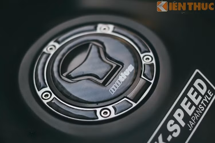 Nắp bình xăng carbon của Motive giúp xe thêm phần sang chảnh.