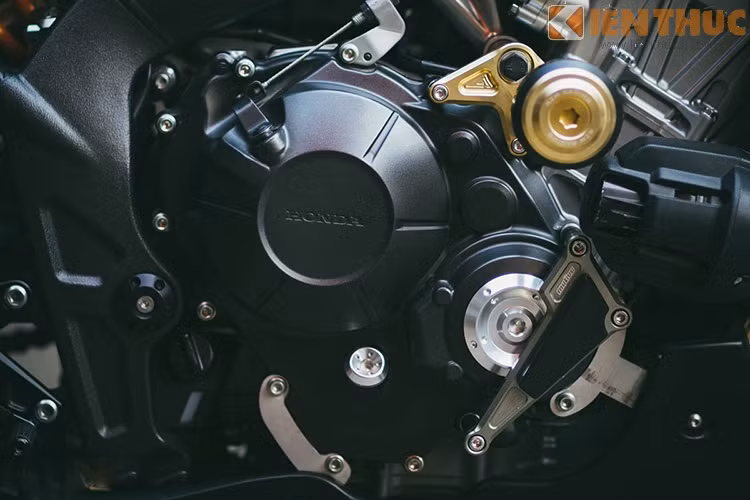 Chống đổ thân xe, ốp nhông của Motive, có thể nói gói độ này trang bị full đồ Motive.