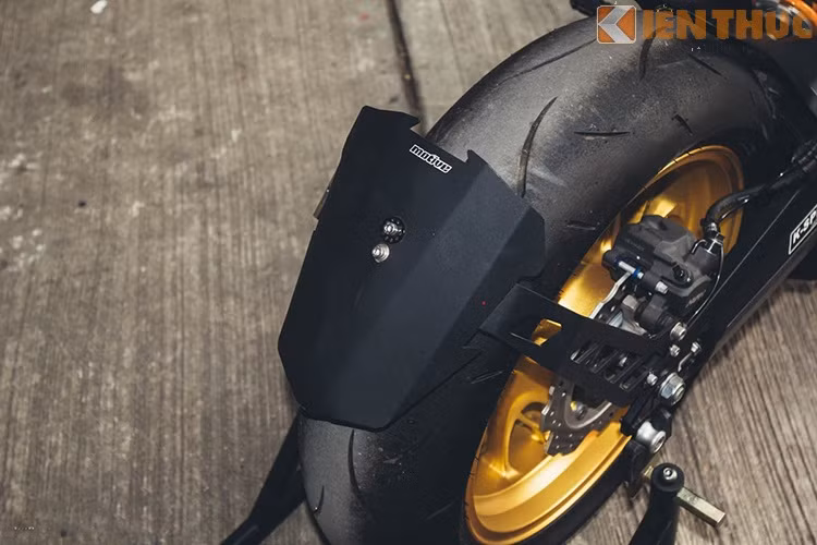 Xe tháo bỏ patch biển số, thay vào đó là chắn bùn đồ chơi cùng patch biển số kiểng.