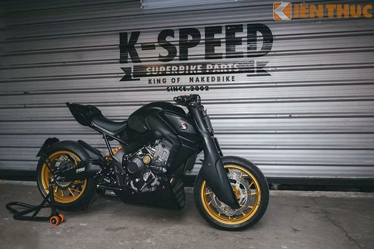 Chiếc naked-bike nhà Honda được trang bị động cơ 4 xy - lanh mà CBR600RR sở hữu, cho công suất 102HP với mô men xoắn cực đại 63.5Nm.