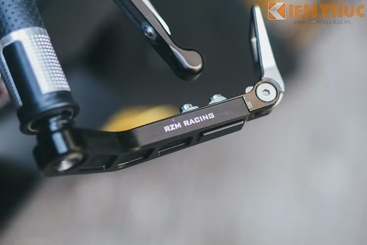 Bảo vệ càng thắng RZM Racing, thiết bị giúp xe tránh được những pha bóp phanh không mong muốn khi gặp sự cố.