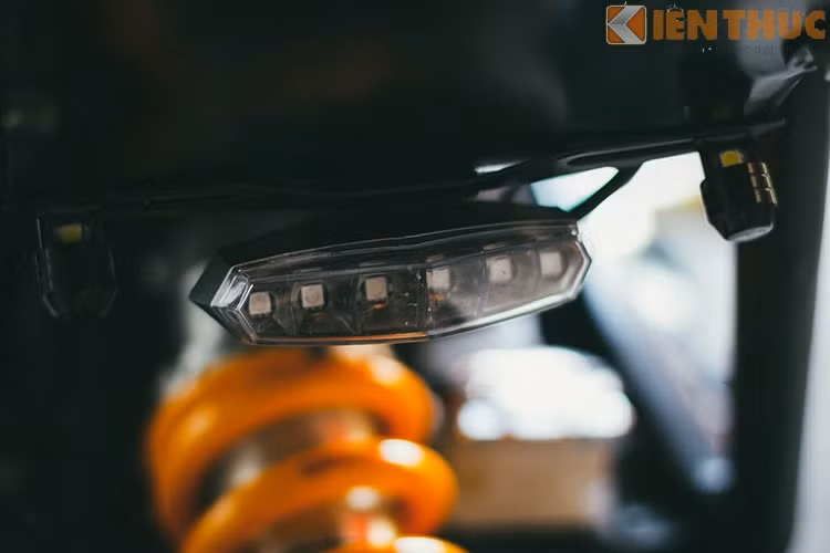 Đèn hậu Koso led và giảm xóc sau Ohlins giúp xe cân bằng tốt.