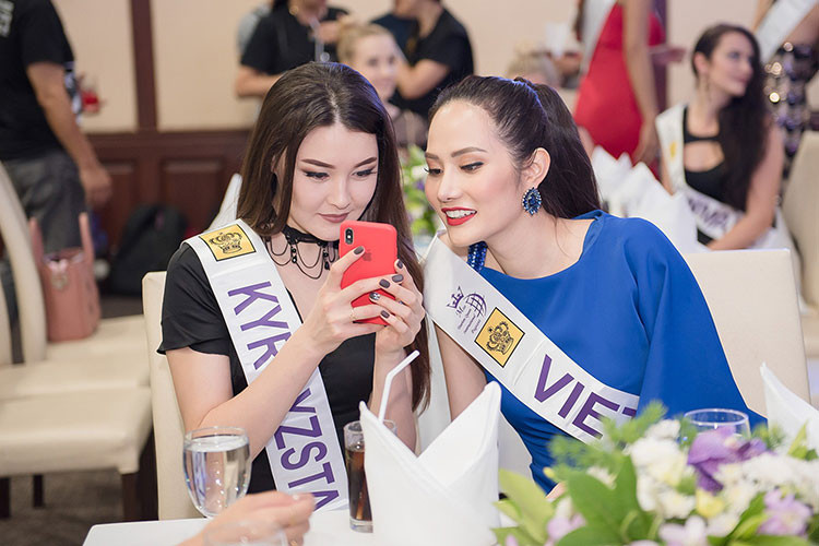 Hoa hậu Đông Nam Á Diệu Linh thân thiện bên thí sinh của cuộc thi.