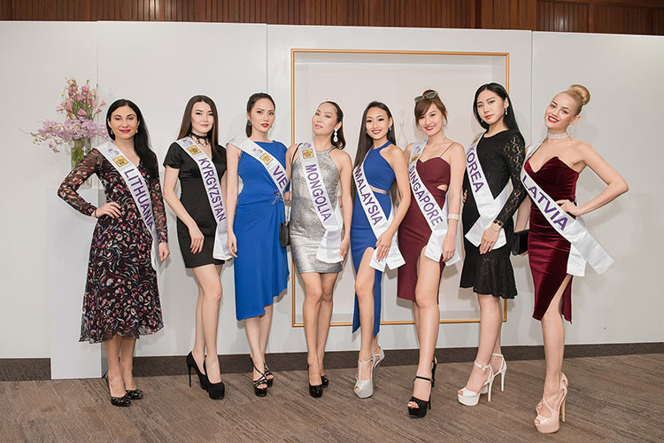 Cùng thí sinh các nước, Diệu Linh đã lưu lại những khoảnh khắc thú vị.