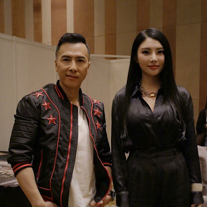 Nữ diễn viên chụp hình cùng Chân Tử Đan, bạn diễn trong Trùm Hương Cảng.